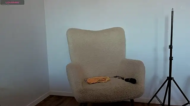 Jullyenn3 online show from May 2026 09:50:01 AM