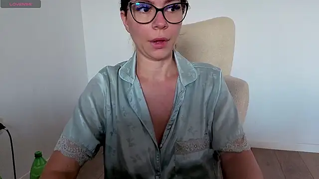 Snapshot of Jullyenn3 chatting on June 2026 11:05:01 AM Jullyenn3 online show from June 2026 11:05:01 AM