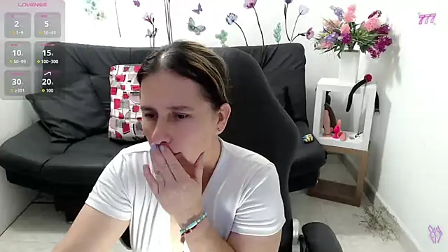 Snapshot of victoria_jones chatting on May 2026 01:38:01 PM victoria jones online show from May 2026 01:38:01 PM