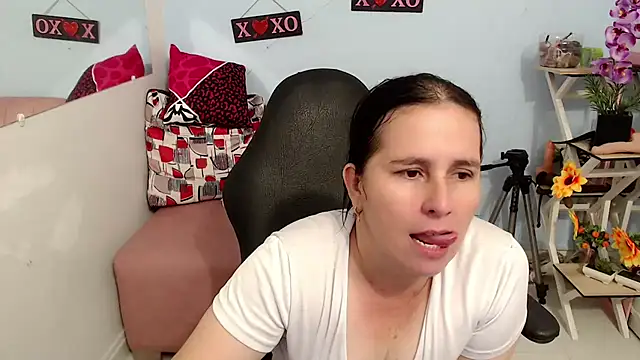 victoria jones online show from November 2025 04:24:01 PM