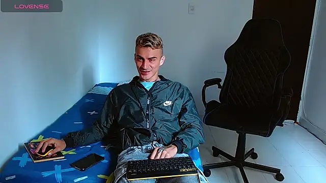 bray hotboy777 online show from October 2025 03:35:01 PM