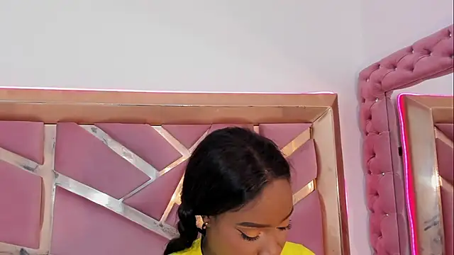 Britanymooree online show from May 2026 10:18:01 PM