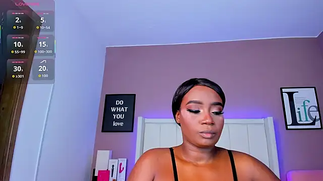 Britanymooree online show from November 2025 07:39:01 PM