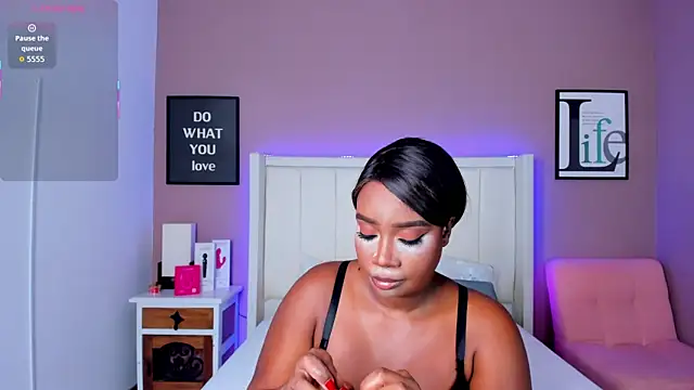 Britanymooree online show from November 2025 07:52:02 PM