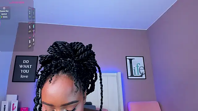 Britanymooree online show from December 2025 07:48:01 PM