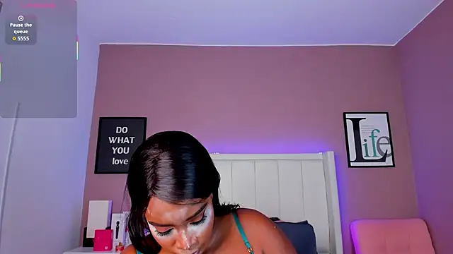 Britanymooree online show from November 2025 08:14:02 PM