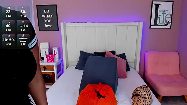 Britanymooree online show from October 2025 07:33:02 PM