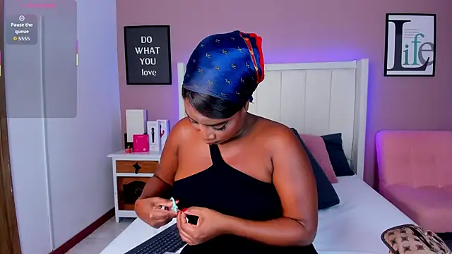 Britanymooree online show from November 2025 08:01:01 PM