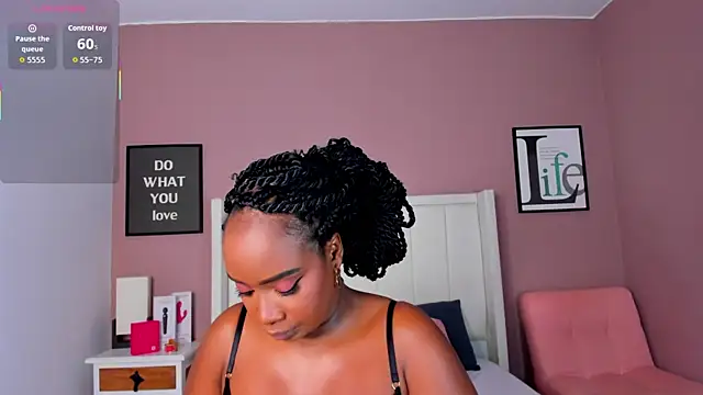 Britanymooree online show from November 2025 07:58:01 PM