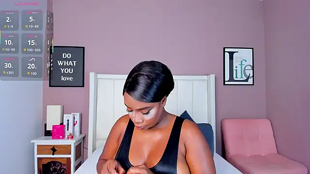 Britanymooree online show from November 2025 08:01:02 PM