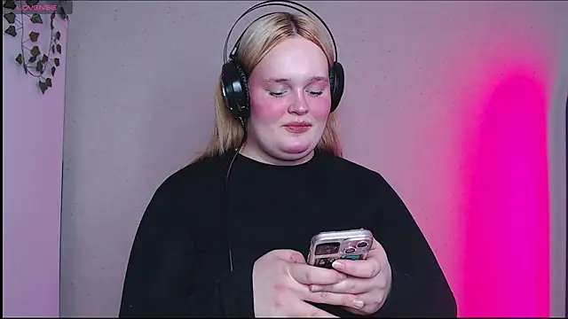 Snapshot of rozzhaos8 chatting on October 2025 11:42:01 AM rozzhaos8 online show from October 2025 11:42:01 AM