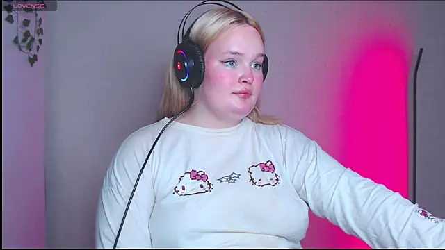 Snapshot of rozzhaos8 chatting on October 2025 03:33:02 PM rozzhaos8 online show from October 2025 03:33:02 PM