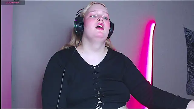 Snapshot of rozzhaos8 chatting on November 2025 08:57:02 PM rozzhaos8 online show from November 2025 08:57:02 PM