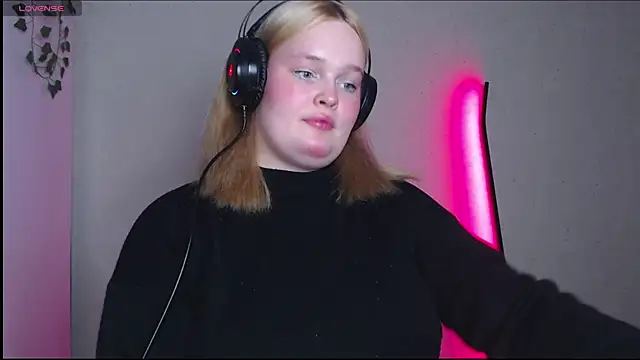 Snapshot of rozzhaos8 chatting on October 2025 07:03:02 PM rozzhaos8 online show from October 2025 07:03:02 PM