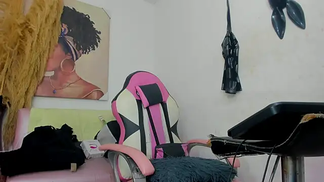 mia foxts online show from December 2025 02:45:01 AM