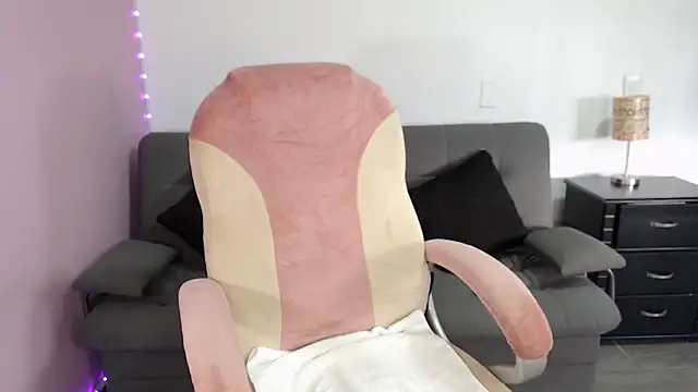 NicoleKitty  online show from April 2026 10:01:02 PM