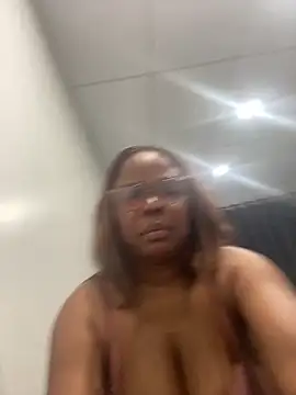 Snapshot of Nomthie chatting on November 2025 08:35:02 PM Nomthie online show from November 2025 08:35:02 PM