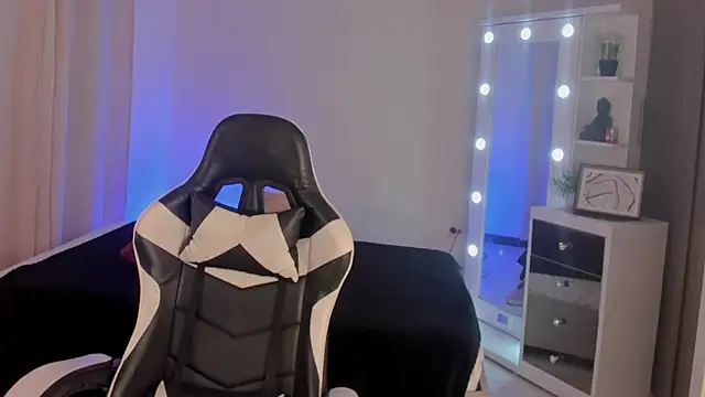 Snapshot of SavannahWildee chatting on January 2025 02:21:01 PM SavannahWildee online show from January 2025 02:21:01 PM