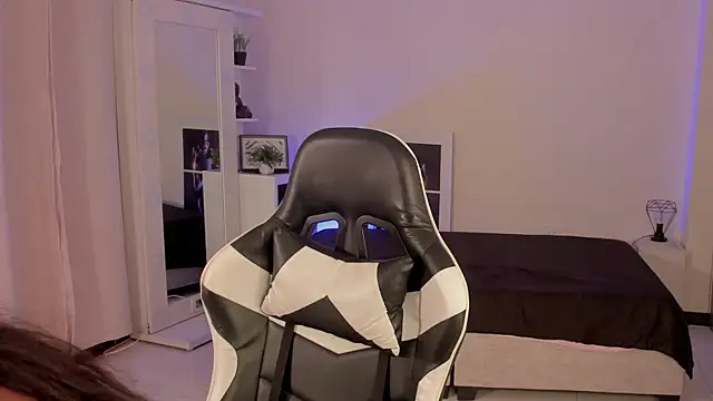 Snapshot of SavannahWildee chatting on December 2024 09:27:02 PM SavannahWildee online show from December 2024 09:27:02 PM