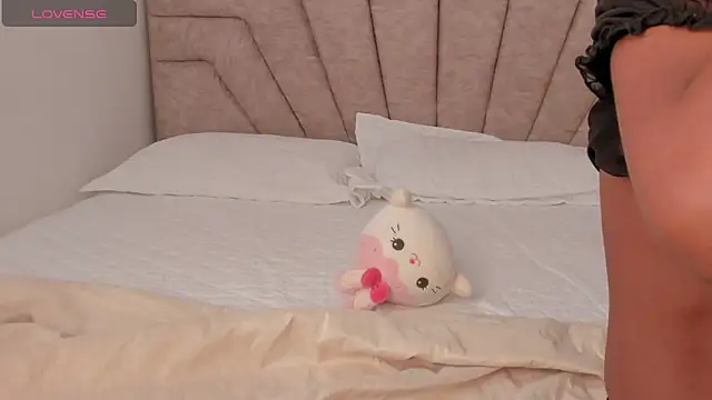 SavannahWildee online show from November 2025 01:26:02 PM