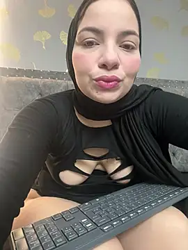 Layla kaderr online show from May 2026 11:24:01 PM