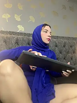 Layla kaderr online show from April 2026 08:53:02 PM