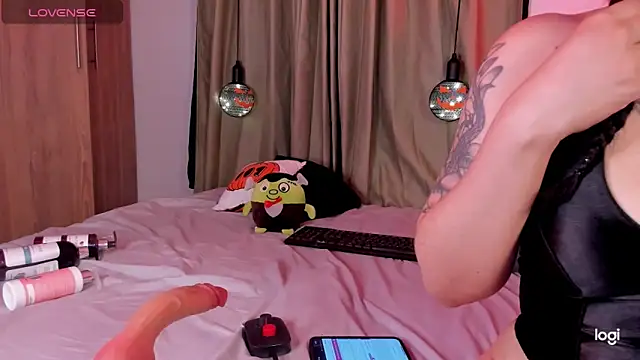 LilyRobertts online show from October 2025 02:56:01 AM