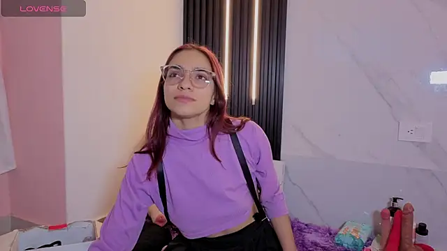 Snapshot of Scarlet_Red_ chatting on November 2025 01:04:02 PM Scarlet Red online show from November 2025 01:04:02 PM