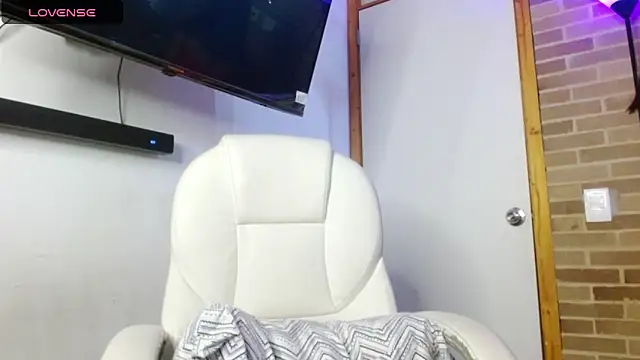 Snapshot of helenacyruss chatting on November 2025 02:27:02 PM helenacyruss online show from November 2025 02:27:02 PM