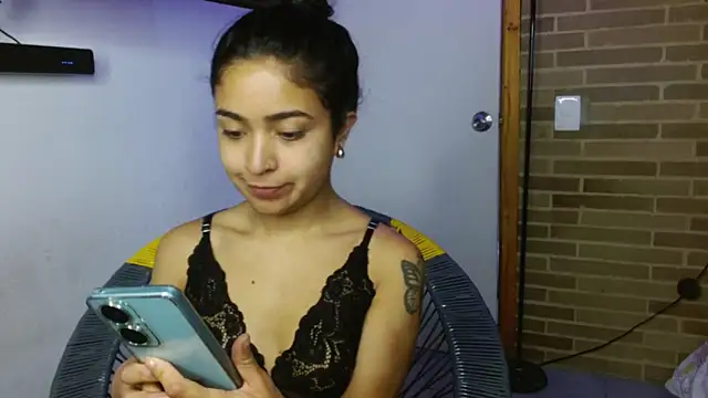 Snapshot of helenacyruss chatting on November 2025 03:05:01 PM helenacyruss online show from November 2025 03:05:01 PM