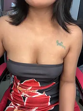 LeisyXO online show from November 2025 05:23:02 PM