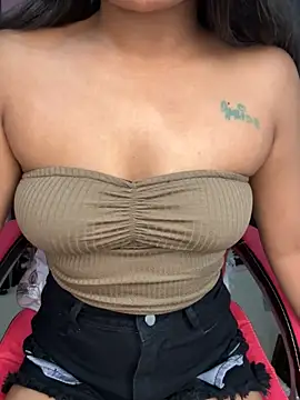 LeisyXO online show from November 2025 05:38:02 PM