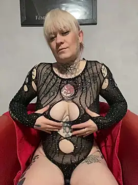 Snapshot of poussichienne chatting on February 2025 01:56:02 PM poussichienne online show from February 2025 01:56:02 PM