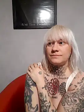 Snapshot of poussichienne chatting on November 2025 01:45:01 PM poussichienne online show from November 2025 01:45:01 PM