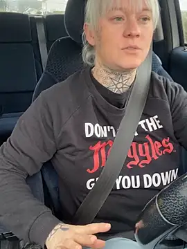 Snapshot of poussichienne chatting on December 2025 09:47:02 AM poussichienne online show from December 2025 09:47:02 AM