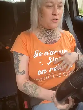 Snapshot of poussichienne chatting on November 2025 11:36:01 AM poussichienne online show from November 2025 11:36:01 AM