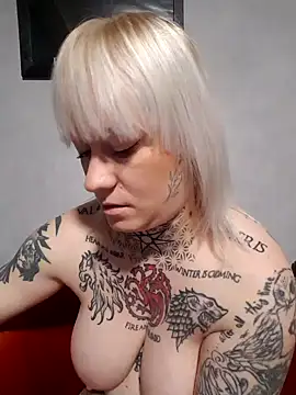 Snapshot of poussichienne chatting on December 2025 09:41:01 AM poussichienne online show from December 2025 09:41:01 AM