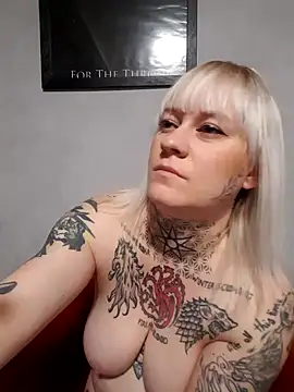 Snapshot of poussichienne chatting on November 2025 09:43:01 AM poussichienne online show from November 2025 09:43:01 AM