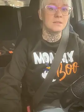 Snapshot of poussichienne chatting on November 2025 10:37:01 AM poussichienne online show from November 2025 10:37:01 AM