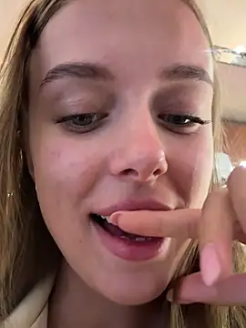 Snapshot of enjoy_my_beauty chatting on February 2025 04:18:02 AM enjoy my beauty online show from February 2025 04:18:02 AM