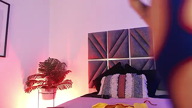 Snapshot of Laura_Dicardy chatting on November 2025 07:36:02 PM Laura Dicardy online show from November 2025 07:36:02 PM