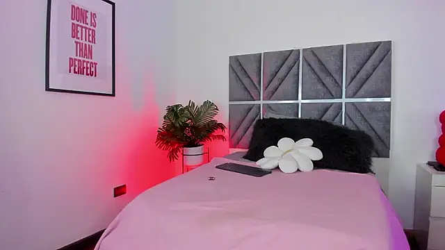 Laura Dicardy online show from March 2026 07:28:01 PM