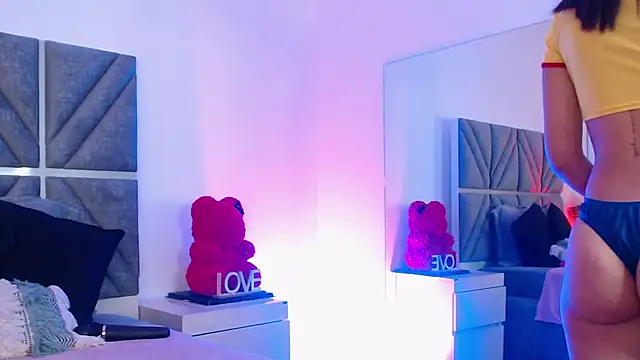 Snapshot of Laura_Dicardy chatting on November 2025 07:39:01 PM Laura Dicardy online show from November 2025 07:39:01 PM