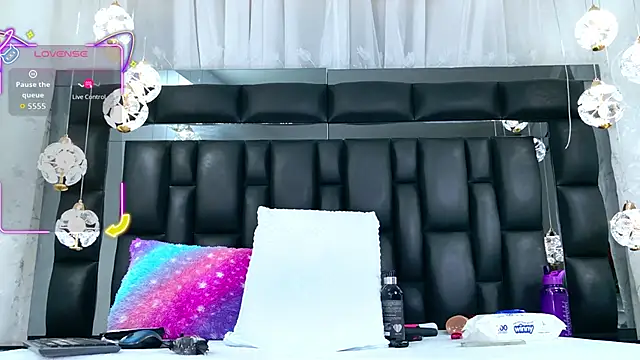 AuraRoss online show from November 2025 07:03:02 PM