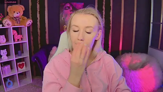 Snapshot of Selenatrend chatting on February 2026 12:05:02 PM Selenatrend online show from February 2026 12:05:02 PM