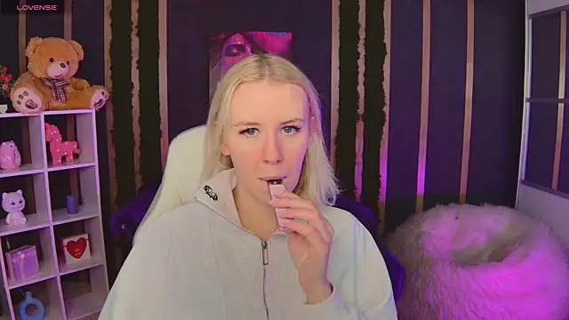 Snapshot of Selenatrend chatting on February 2026 06:05:02 AM Selenatrend online show from February 2026 06:05:02 AM