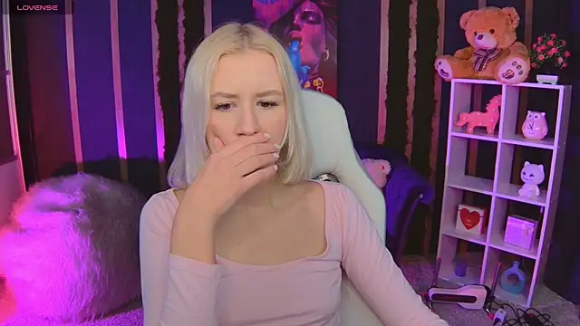 Snapshot of Selenatrend chatting on February 2026 12:05:01 PM Selenatrend online show from February 2026 12:05:01 PM