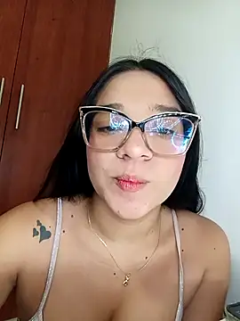 -VICKKY online show from November 2025 02:04:01 AM