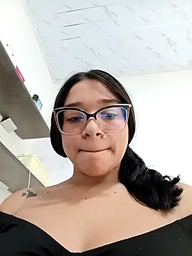 -VICKKY online show from November 2025 03:01:02 PM