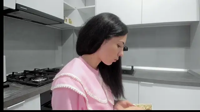 Emmapmg online show from November 2025 01:55:02 PM